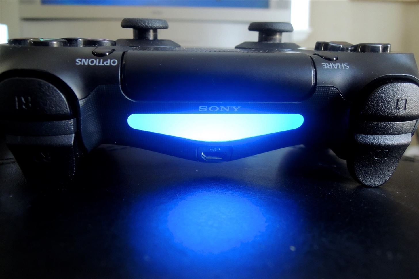 blue light on ps4 controller