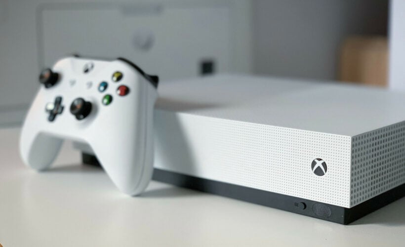 xbox one makes noise but won't turn on