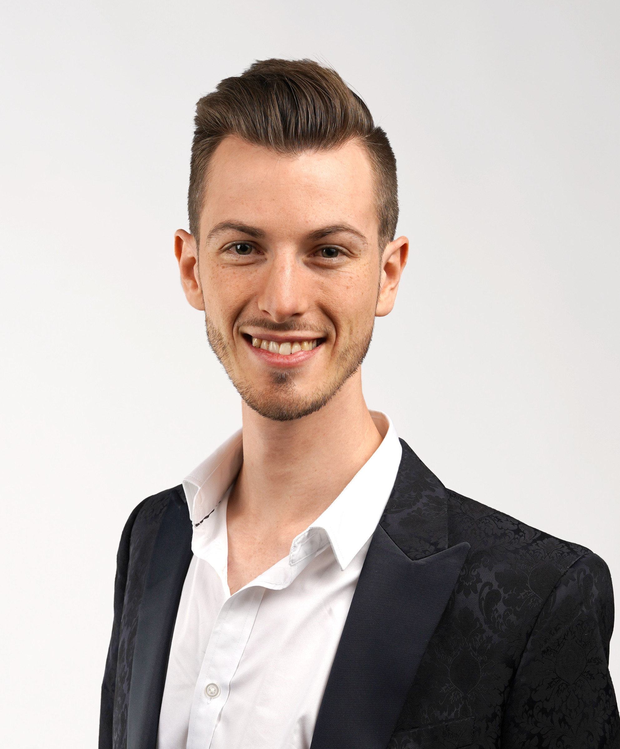 Headshot of website owner, Harrison Allen.